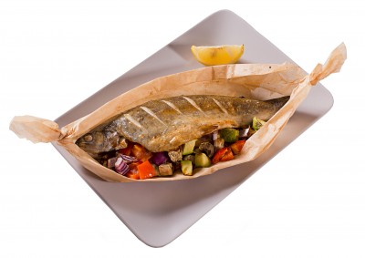 Форель радужная в белом вине с овощами